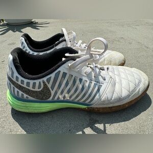 Nike Indoor soccer shoes size 7 LUNARGATO